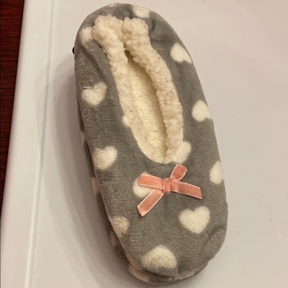Memory Foam Cozy Gray and White Hearts Ladies Slippers NWT - Picture 5 of 6